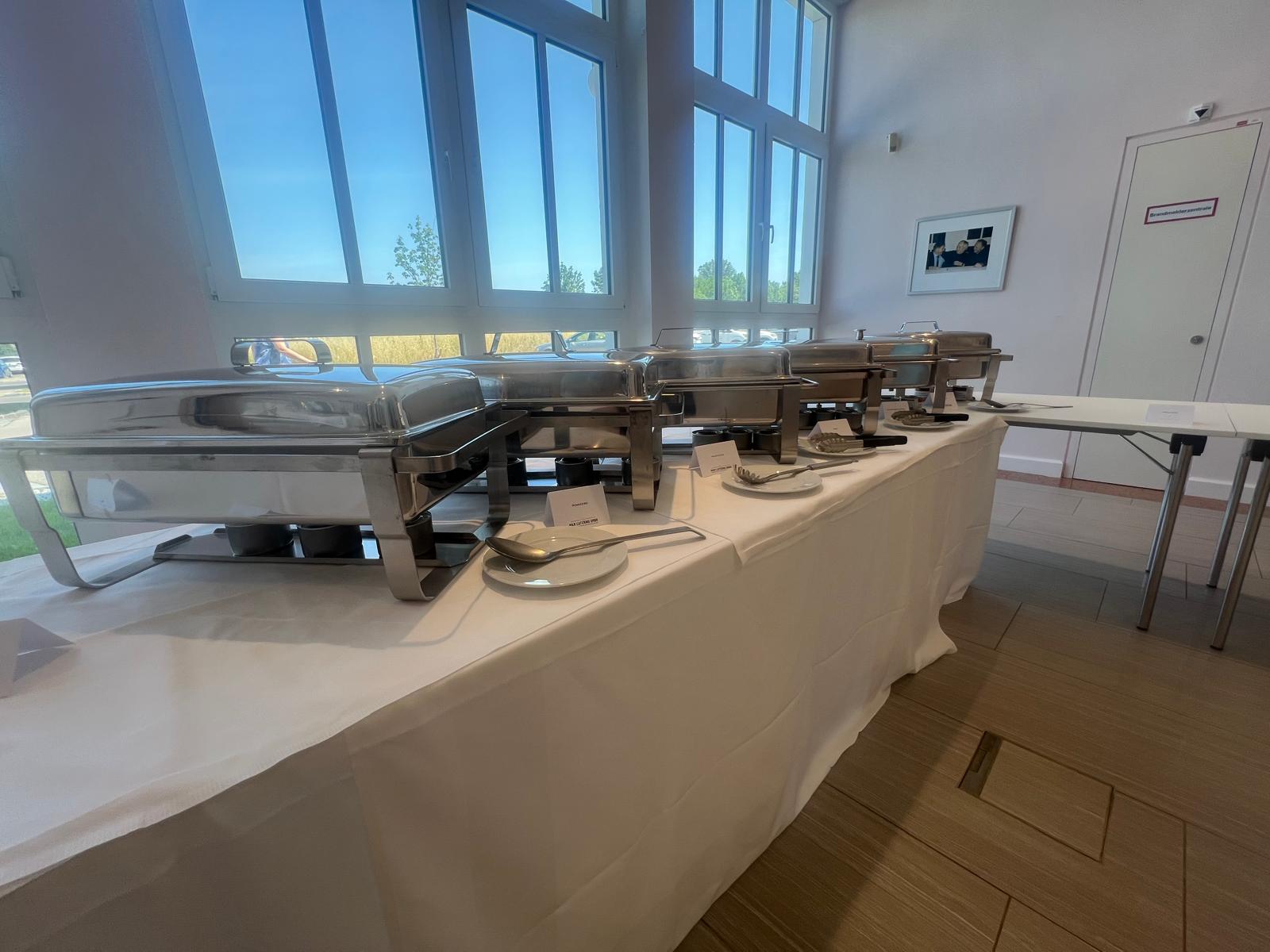 Italienisches Buffet mit Antipasti, Pasta und Desserts beim Firmenevent in Leobersdorf