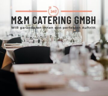 Elegant gedeckte Eventlocation mit Branding von M&M Catering GmbH für Firmenfeiern und Business Catering