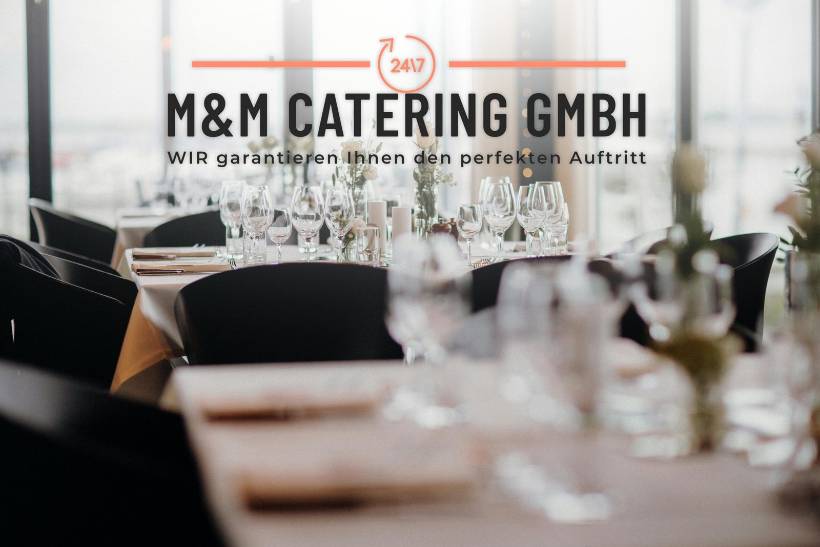 Elegant gedeckte Eventlocation mit Branding von M&M Catering GmbH für Firmenfeiern und Business Catering