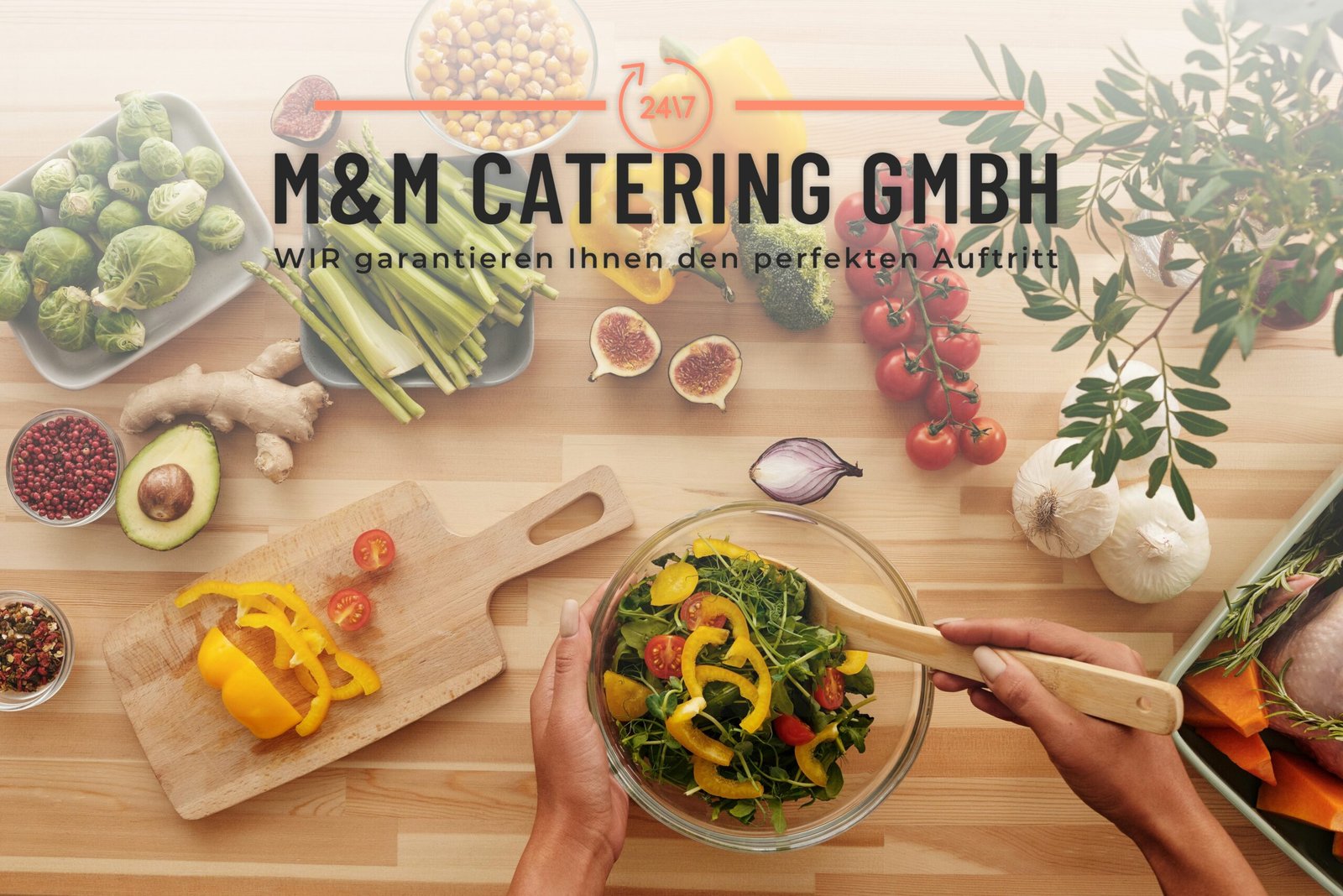 gesundes Mittagessen für Kinder frisch zubereitet mit Gemüse und Salat Catering