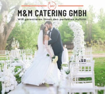 Brautpaar bei eleganter Outdoor Hochzeit mit weißer Dekoration – Hochzeitsbuffet planen mit professionellem Hochzeitscatering