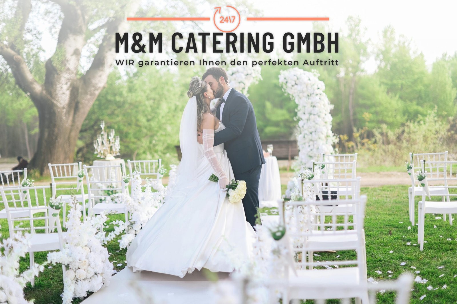 Brautpaar bei eleganter Outdoor-Hochzeit mit weißer Dekoration – Hochzeitsbuffet planen mit professionellem Hochzeitscatering