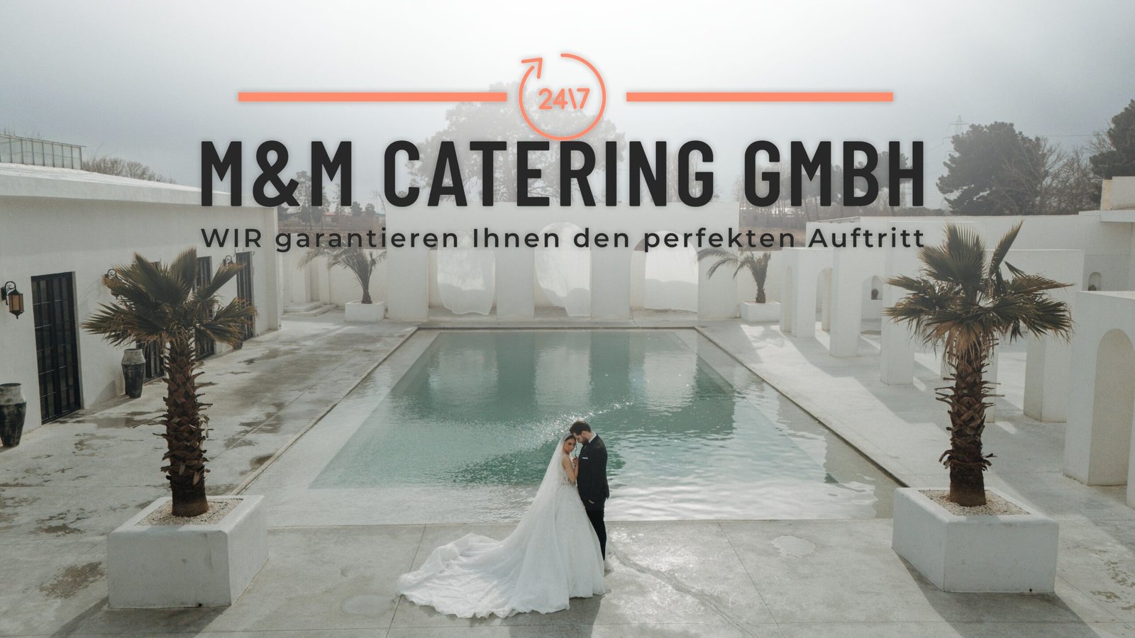 Brautpaar bei luxuriöser Hochzeit mit Pool-Location und M&M Catering GmbH – Hochzeitsbuffet oder gesetztes Menü für elegante Hochzeiten in Wien