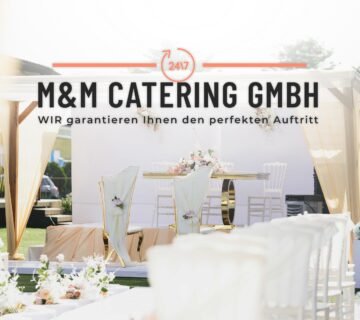 Elegantes Hochzeitscatering bei einer Outdoor Hochzeit mit Buffet und festlich gedeckten Tischen im Freien