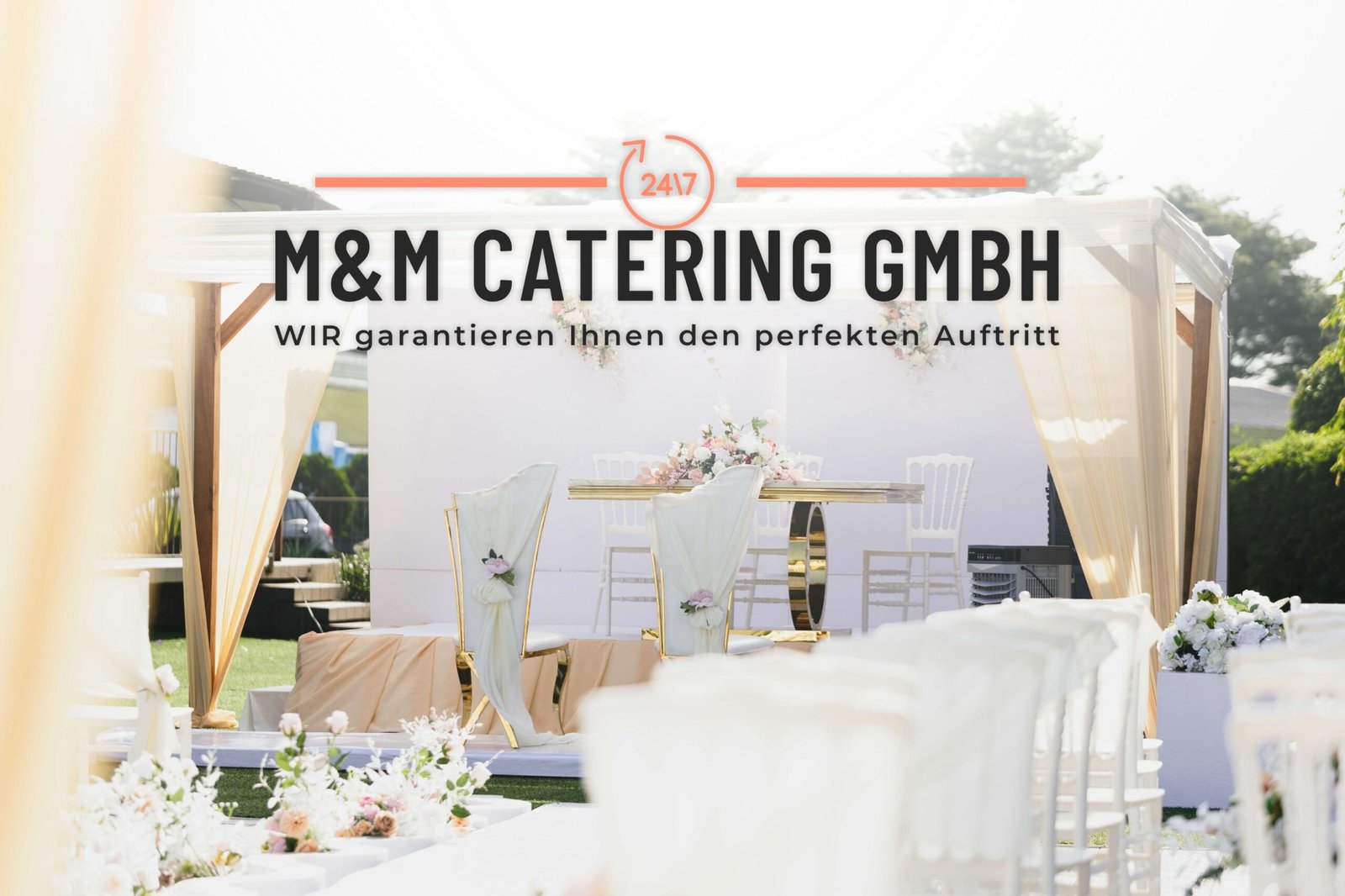 Elegantes Hochzeitscatering bei einer Outdoor-Hochzeit mit Buffet und festlich gedeckten Tischen im Freien