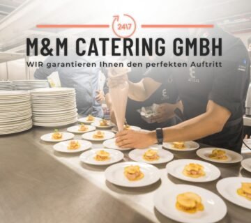 Service  und Küchenmitarbeiter unterstützen einen Gastronomiebetrieb während eines Personalengpasses