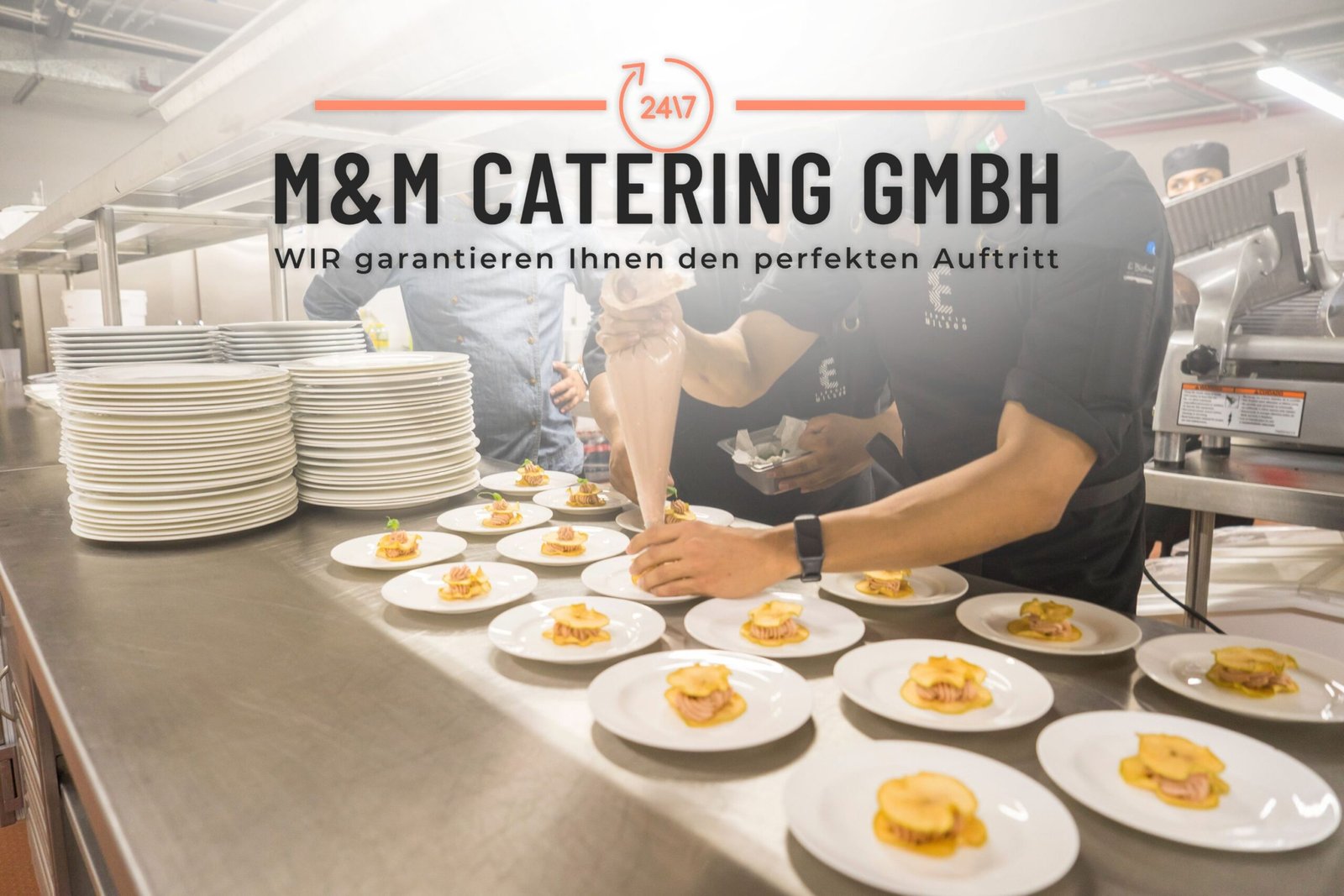 Service- und Küchenmitarbeiter unterstützen einen Gastronomiebetrieb während eines Personalengpasses