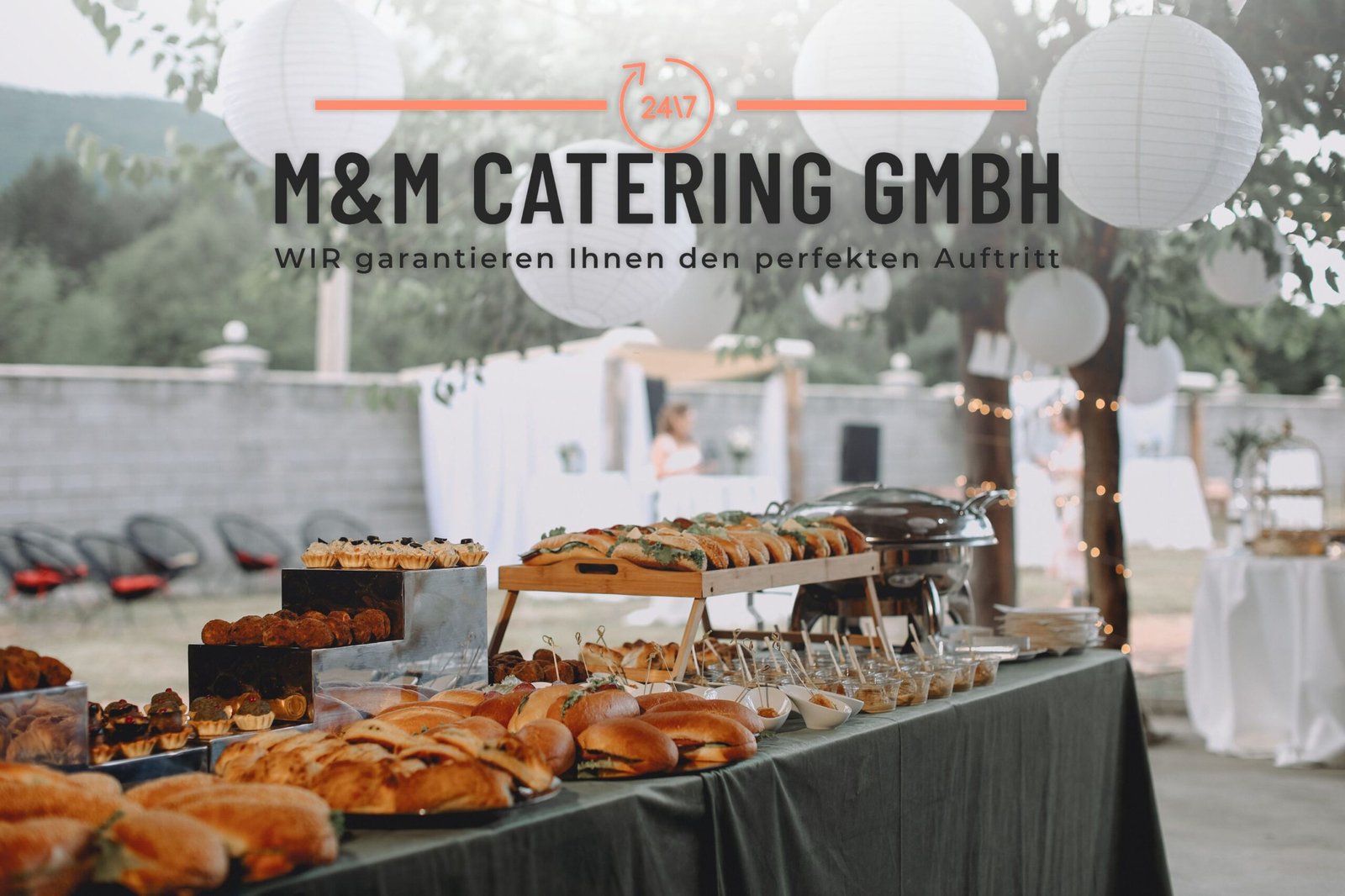 Sommerparty Catering mit Fingerfood, Grillstation und Buffet für Gäste im Freien